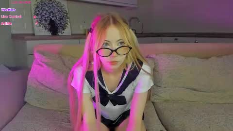 Snapshot of uwu_flower chatting on 07/10/26, 09:39 Chloe online show from 07/10/26, 09:39