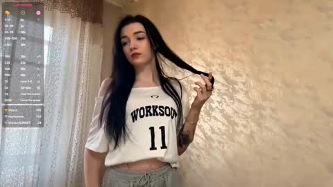 Snapshot of uwun_pinksi chatting on 02/28/26, 03:18 Lisi online show from 02/28/26, 03:18