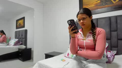 Snapshot of vahiolet_smith chatting on 06/02/26, 03:08 Vahiolet smith online show from 06/02/26, 03:08