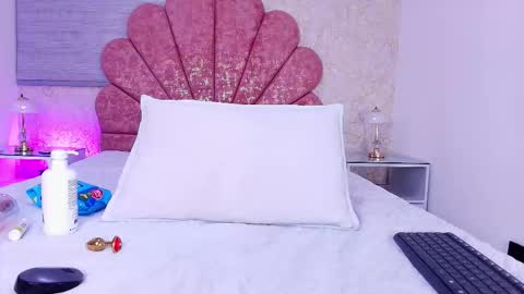 Snapshot of vaiolet_colls chatting on 02/15/26, 12:03 Vaiolet colls online show from 02/15/26, 12:03