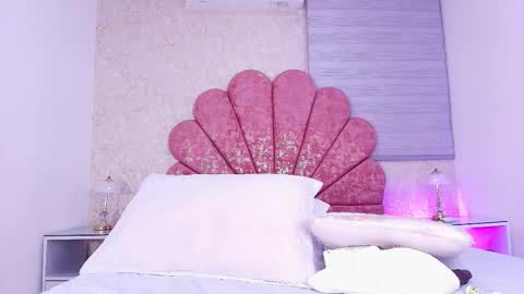 Snapshot of vaiolet_colls chatting on 02/18/26, 12:01 Vaiolet colls online show from 02/18/26, 12:01