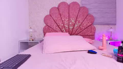 Snapshot of vaiolet_colls chatting on 06/19/26, 11:47 Vaiolet colls online show from 06/19/26, 11:47