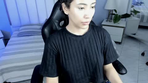 Snapshot of vaiolethsan chatting on 05/12/26, 12:35 Vaioleth online show from 05/12/26, 12:35