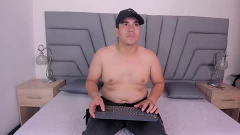 Snapshot of vale_n_matt chatting on 10/05/25, 03:27 Samantha y Matt online show from 10/05/25, 03:27