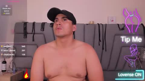 Snapshot of vale_n_matt chatting on 10/05/25, 03:32 Samantha y Matt online show from 10/05/25, 03:32