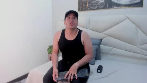 Snapshot of vale_n_matt chatting on 10/16/25, 08:26 Samantha y Matt online show from 10/16/25, 08:26