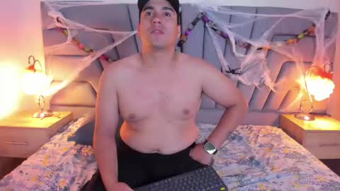 Snapshot of vale_n_matt chatting on 10/21/25, 03:40 Samantha y Matt online show from 10/21/25, 03:40