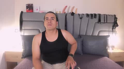 Snapshot of vale_n_matt chatting on 11/19/25, 03:39 Samantha y Matt online show from 11/19/25, 03:39