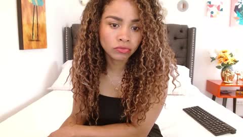 Snapshot of valentina_ferrer0 chatting on 01/23/25, 06:24 Valen Ferrer online show from 01/23/25, 06:24