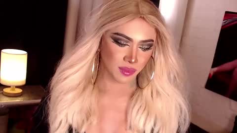 Snapshot of valentina_goddess_tsxxx chatting on 12/15/24, 04:51 Amanda online show from 12/15/24, 04:51