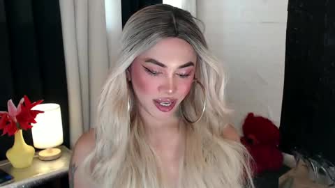 Snapshot of valentina_goddess_tsxxx chatting on 02/10/25, 02:52 Amanda online show from 02/10/25, 02:52