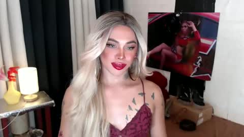 Snapshot of valentina_goddess_tsxxx chatting on 02/15/25, 11:28 Amanda online show from 02/15/25, 11:28