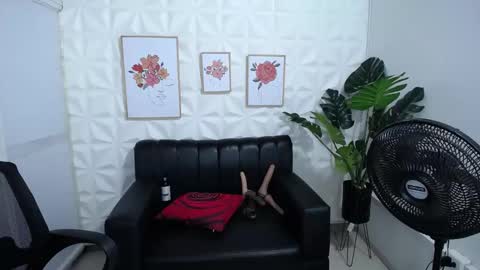 Snapshot of valentina_mature chatting on 01/24/25, 06:24 Valentina online show from 01/24/25, 06:24