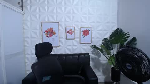 Snapshot of valentina_mature chatting on 02/04/25, 10:45 Valentina online show from 02/04/25, 10:45