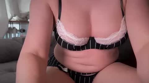 Snapshot of valentina_thedoll chatting on 09/17/25, 08:05 Valentina online show from 09/17/25, 08:05