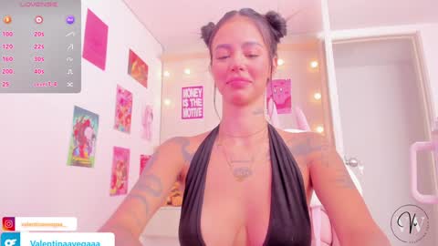 Snapshot of valentina_vegaa chatting on 01/31/25, 08:43 Val online show from 01/31/25, 08:43