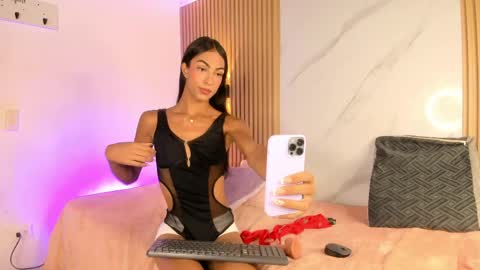 valentinaliux_ online show from 04/22/26, 12:07
