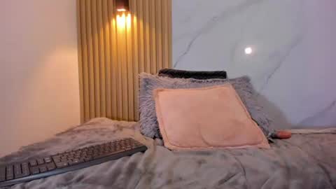 valentinaliux_ online show from 06/23/26, 11:47