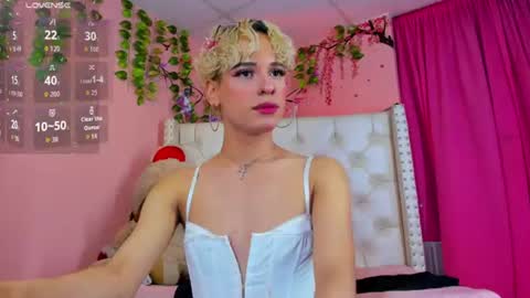 Snapshot of valentinee_xo chatting on 06/27/26, 05:45 valentinee_xo online show from 06/27/26, 05:45