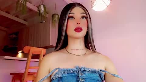 Snapshot of valentinne_marian chatting on 02/08/25, 11:12 Marian online show from 02/08/25, 11:12