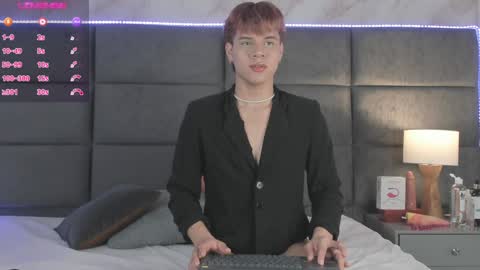 Snapshot of valentino_moon chatting on 12/17/24, 02:44 valentino moon online show from 12/17/24, 02:44