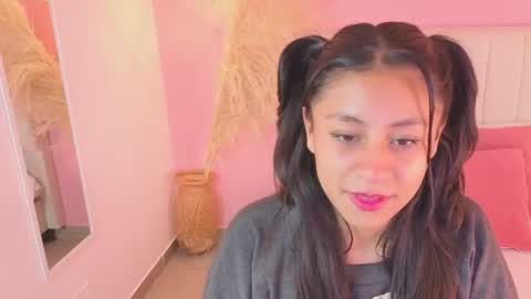 Snapshot of valeria__torres chatting on 06/19/26, 11:14 Valeria online show from 06/19/26, 11:14