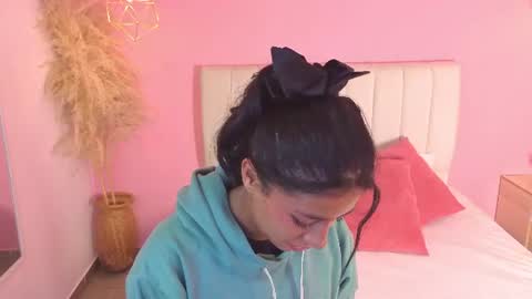 Snapshot of valeria__torres chatting on 07/16/26, 10:43 Valeria online show from 07/16/26, 10:43