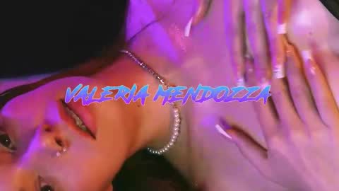 Snapshot of valeria_mendozza chatting on 11/21/25, 02:21 online show from 11/21/25, 02:21