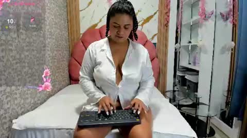Snapshot of valeria_rivera1 chatting on 07/21/26, 12:18 Costume lover online show from 07/21/26, 12:18