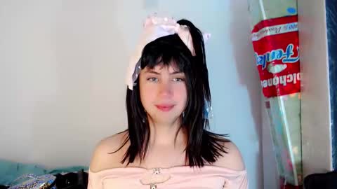 valeriagill_ online show from 10/19/25, 08:31