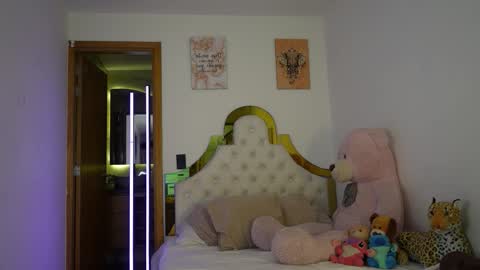 valeriecollinss_ online show from 12/19/25, 06:04