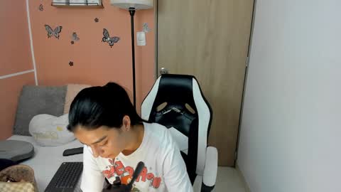 Snapshot of valerihouse chatting on 12/16/24, 09:09 Juli C online show from 12/16/24, 09:09