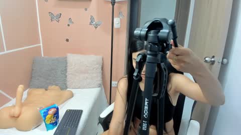 Snapshot of valerihouse chatting on 12/19/24, 10:42 Juli C online show from 12/19/24, 10:42