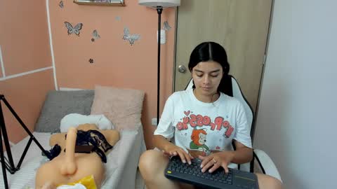 Snapshot of valerihouse chatting on 12/28/24, 10:13 Juli C online show from 12/28/24, 10:13