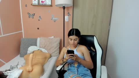 Snapshot of valerihouse chatting on 01/17/25, 08:33 Juli C online show from 01/17/25, 08:33