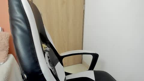 Snapshot of valerihouse chatting on 02/15/25, 09:15 Juli C online show from 02/15/25, 09:15