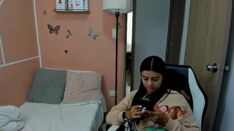 Snapshot of valerihouse chatting on 03/06/25, 06:59 Juli C online show from 03/06/25, 06:59