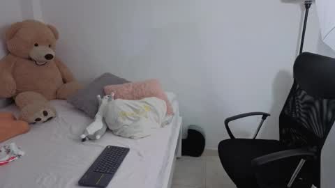 Snapshot of valerihouse chatting on 09/17/25, 12:12 Juli C online show from 09/17/25, 12:12