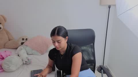 Snapshot of valerihouse chatting on 09/25/25, 11:52 Juli C online show from 09/25/25, 11:52