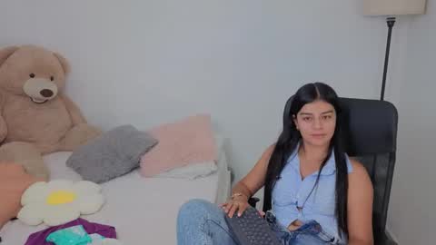 Snapshot of valerihouse chatting on 10/04/25, 10:52 Juli C online show from 10/04/25, 10:52