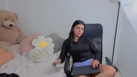 Snapshot of valerihouse chatting on 10/08/25, 12:08 Juli C online show from 10/08/25, 12:08