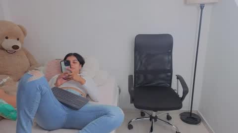 Snapshot of valerihouse chatting on 10/16/25, 12:44 Juli C online show from 10/16/25, 12:44