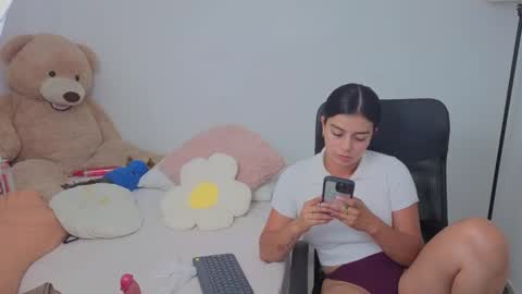 Snapshot of valerihouse chatting on 10/18/25, 01:08 Juli C online show from 10/18/25, 01:08