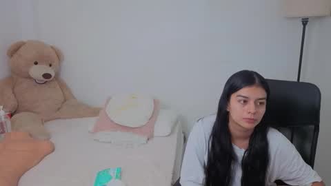 Snapshot of valerihouse chatting on 10/21/25, 01:28 Juli C online show from 10/21/25, 01:28