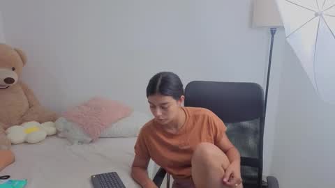 Snapshot of valerihouse chatting on 10/23/25, 12:54 Juli C online show from 10/23/25, 12:54