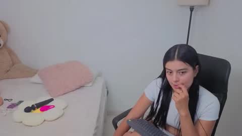 Snapshot of valerihouse chatting on 10/25/25, 12:29 Juli C online show from 10/25/25, 12:29