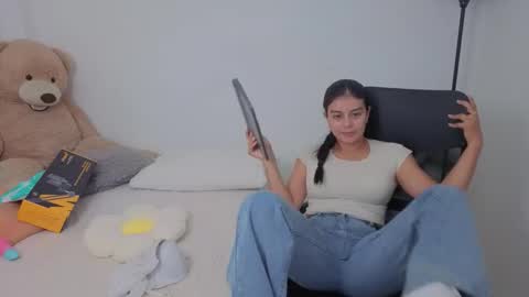 Snapshot of valerihouse chatting on 10/30/25, 01:07 Juli C online show from 10/30/25, 01:07