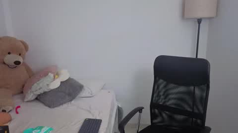 Snapshot of valerihouse chatting on 11/02/25, 12:24 Juli C online show from 11/02/25, 12:24