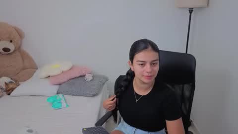 Snapshot of valerihouse chatting on 11/22/25, 01:37 Juli C online show from 11/22/25, 01:37