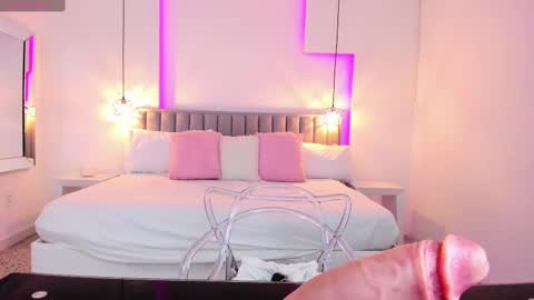 Snapshot of valerynova chatting on 02/11/25, 05:40 Carla online show from 02/11/25, 05:40